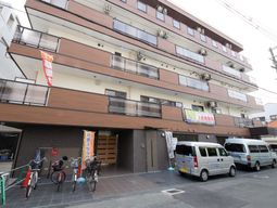 多階層の建物の外観