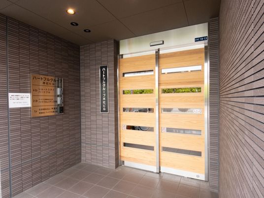 木目調のエントランスドア