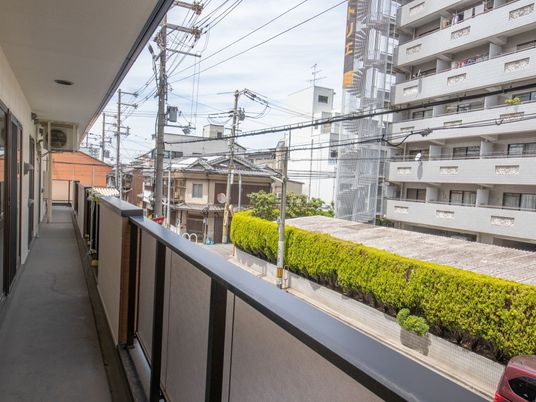 都市の景色を見るバルコニー