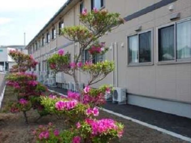 清潔な外観と花々