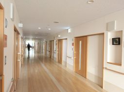 明るい廊下と歩く人