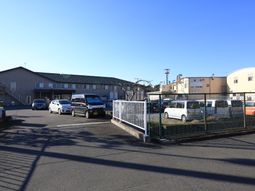 駐車場のある施設外観