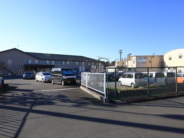駐車場のある施設外観