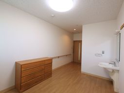 シンプルな居室の様子