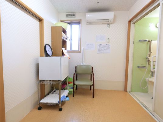 居室の一角と廊下