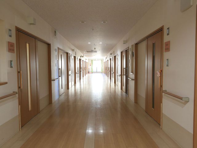 清潔感溢れる廊下 廊下 光がたっぷりと差し込む廊下は、清潔で落ち着いた雰囲気です。ゆったりとした通路は動線にも配慮しているため、快適な勤務環境が整っています。