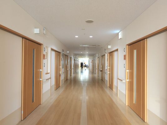 明るい廊下の一望