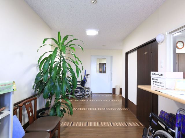 明るくてきれいなエントランス エントランス 清潔感のあるエントランスには観葉植物が置かれ、待ち合わせに使う椅子もご用意しています。車椅子を置くスペースもあり、動きやすい環境を整えております。