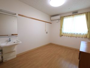 手洗いとベッドのある居室