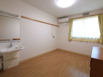 手洗いとベッドのある居室