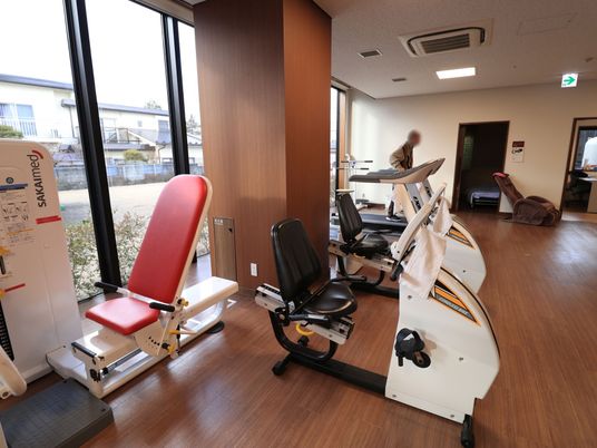 機能訓練器具が並ぶ部屋