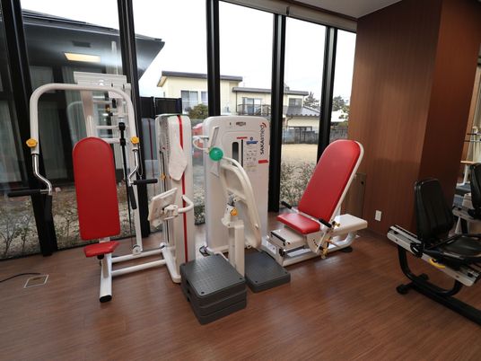 トレーニング器具が並ぶ部屋