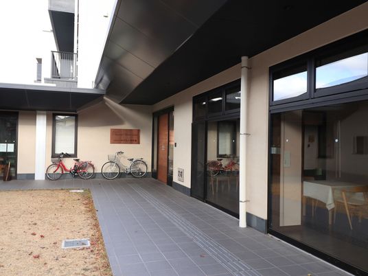 入り口と自転車置き場