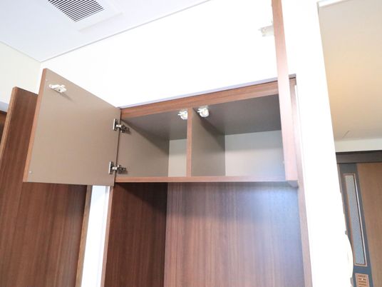 木製の開いたクローゼット