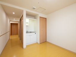 居室のキッチンとクローゼット