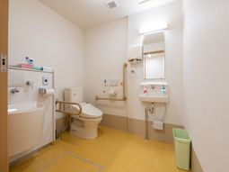 清潔なトイレと洗面台