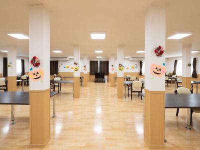 広々とした明るい食堂