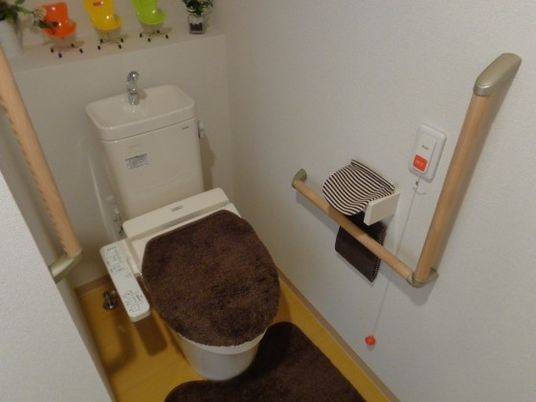 手すり付きトイレの一角