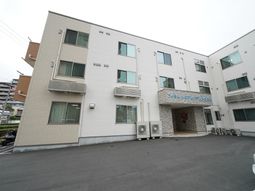 白い壁の建物外観
