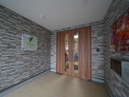 木目調のドアのエントランス