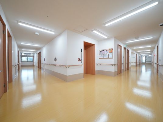 明るく広々とした廊下