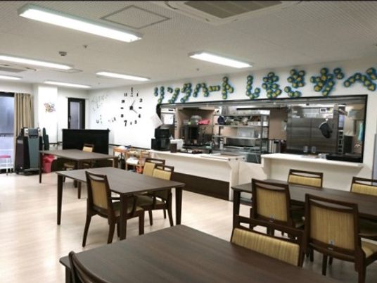 明るく広い食堂空間