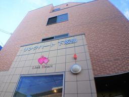 外観の建物と看板