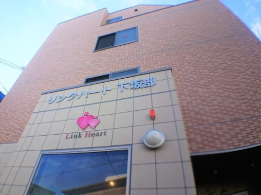 明るい外観のビル正面