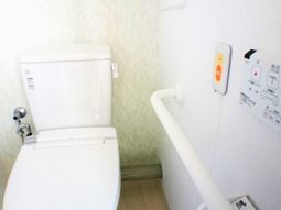 手すり付きのトイレ