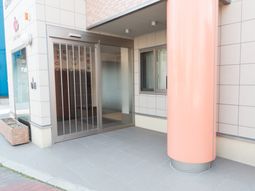明るい建物のエントランス