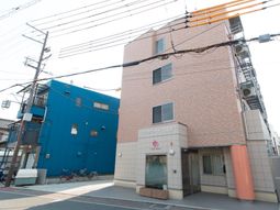 施設の明るい外観
