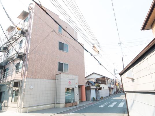 明るい外観の居室ビル