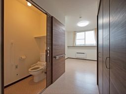 清潔なトイレ付き居室