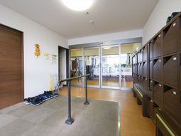 エントランスの明るい空間