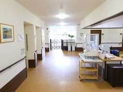 明るい廊下と受付