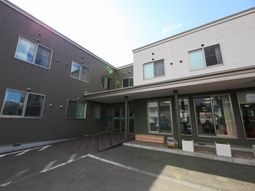明るく清潔な建物のエントランス