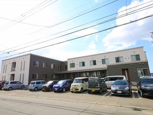 モダンな外観の建物