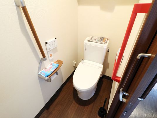 手摺付きの洋式トイレ