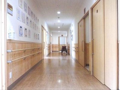 廊下に椅子が置かれた様子