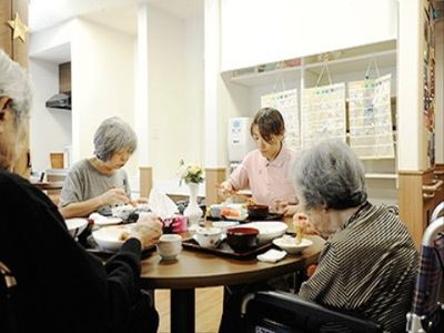 共有スペースでの食事風景