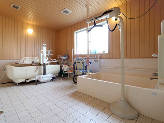 清潔なバリアフリー浴室