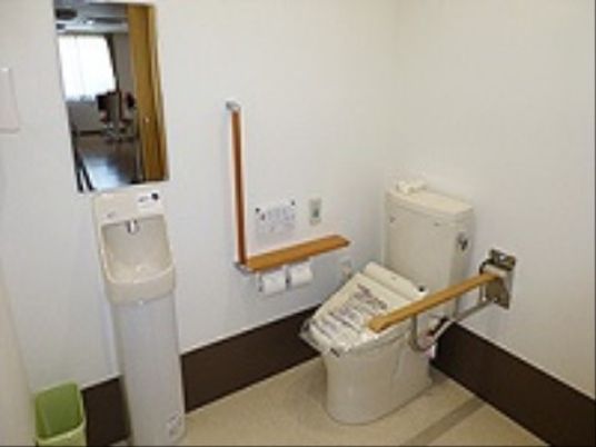 バリアフリー設計のトイレ