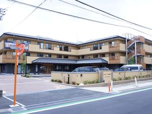 茶色い外壁の落ち着いた外観