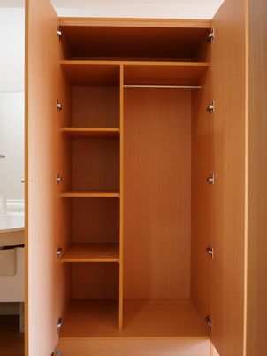 木製のシンプルなクローゼット