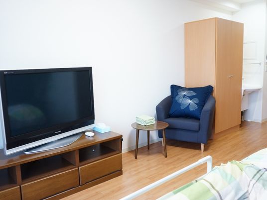 居室の椅子とテレビ