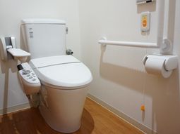 バリアフリー設計のトイレ