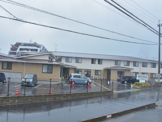 雨の日の外観