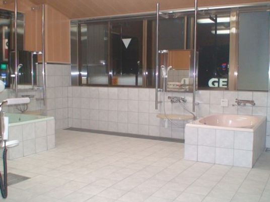 広々とした清潔な浴室