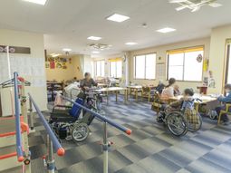 多機能室で過ごす人々