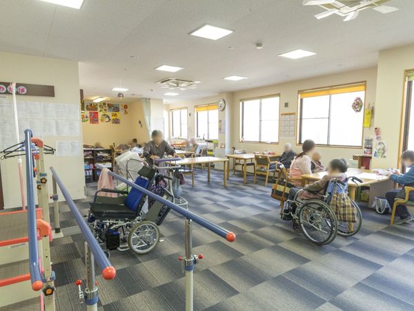 多機能室で過ごす人々